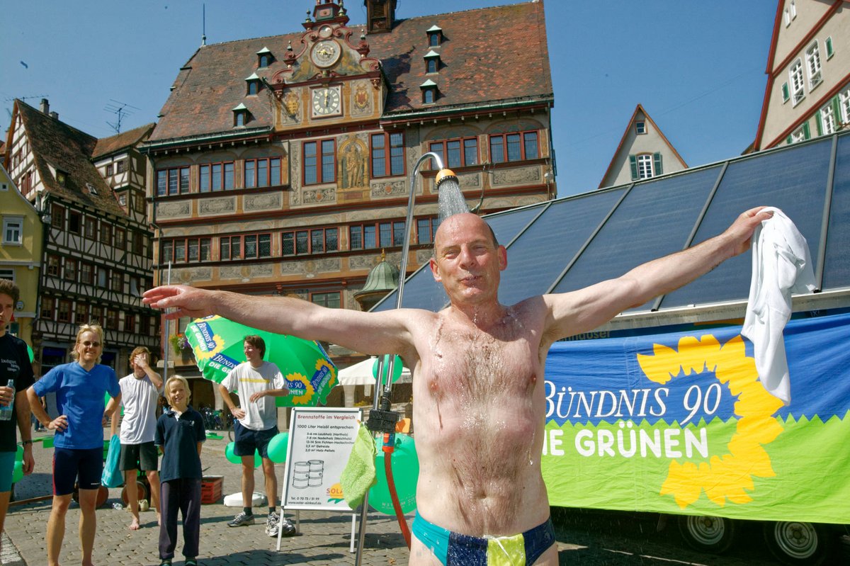 Vor 15 Jahren schon streng ökologisch: Winfried Hermann vor dem Tübinger Rathaus unter der Solardusche.