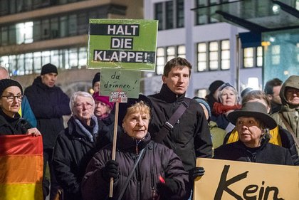 Draußen demonstrierten am Donnerstag gut 80 Menschen – mit klaren Botschaften.