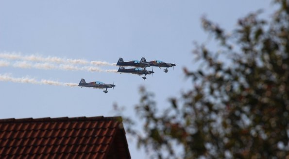 Die Red-Bull-Staffel donnert über die Dächer Gammertingens. Am Ende gibt es noch ein Herz. Foto: privat