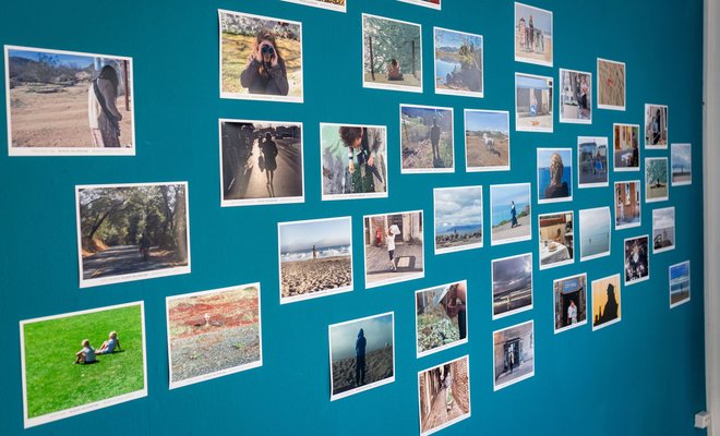 Imaginäre Filmszenen an der Wand werden zu einem Film im Kopf. 