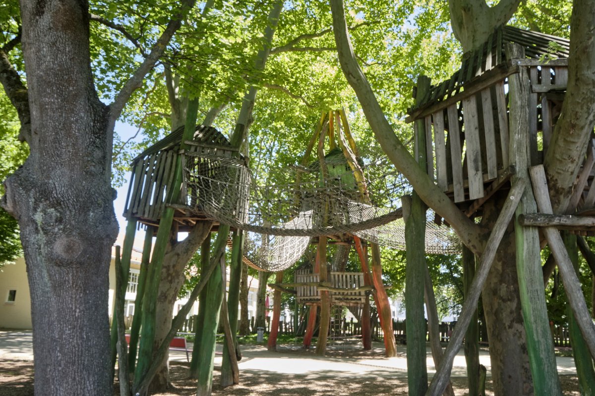 Ludwigsburger Flakkaserne: Früher sind hier Soldaten marschiert, heute spielen Kinder auf dem riesigen Abenteuerspielplatz. 