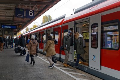 Lässt Filterblasen platzen: S-Bahnfahren. Fotos: Joachim E. Röttgers