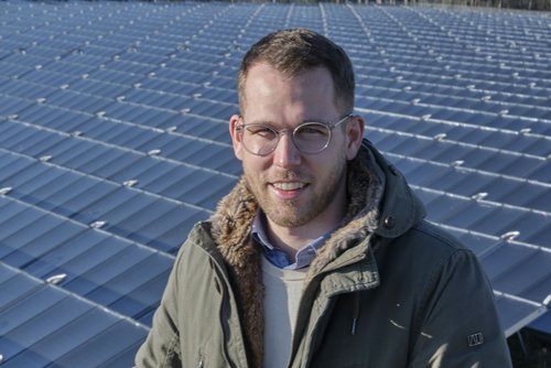 Stolz auf das Solarthermiefeld: Projektleiter Steffen Kurz. Stolz auf das Solarthermiefeld: Projektleiter Steffen Kurz.
