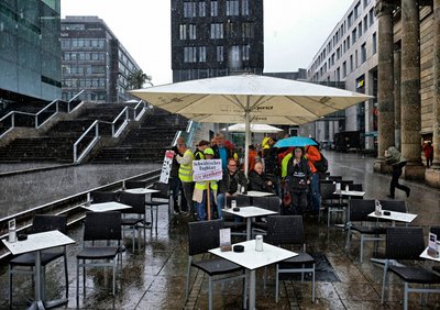 Stehen im Aprilregen: Journalisten.