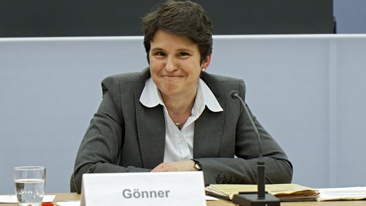 "Ich gebe zu, dass es mir ausgesprochen schwerfällt, dort eine Erinnerung zu haben", sagte sie schon vor dem ersten Ausschuss feixend. "Ich gebe zu, dass es mir ausgesprochen schwerfällt, dort eine Erinnerung zu haben", sagte sie schon vor dem ersten Ausschuss feixend.