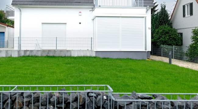 Rasen, rosen- und vogelfrei.