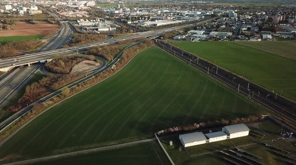 Zwischen Schienen und Autobahn sollten Geflüchtete ankommen. Foto: Wiethaler Zwischen Schienen und Autobahn sollten Geflüchtete ankommen. Foto: Wiethaler