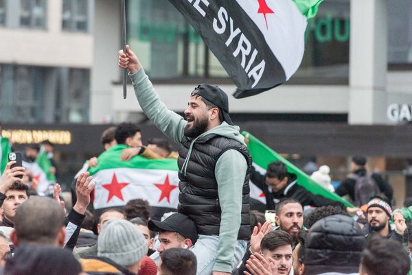 Glücklich: Syrer:innen feiern am vergangenen Sonntag in Stuttgart den Sturz des Assad-Regimes. Foto: Jens Volle