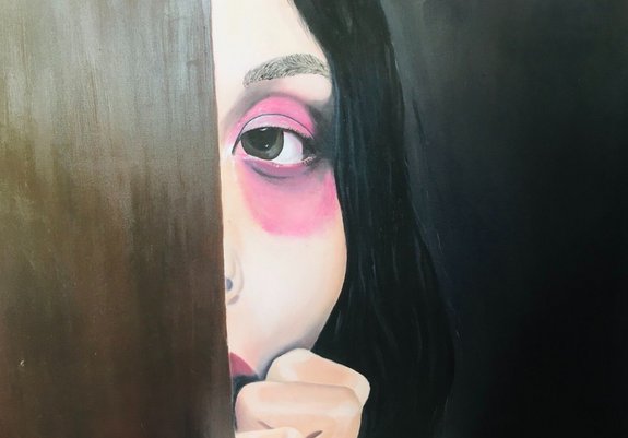 "Dieses Bild zeigt die Situation von Frauen, die Gewalt erfahren. Für sie gibt es keine Gerechtigkeit. Sie müssen selbst ihre Stimme erheben und ihre Rechte einfordern. Frauen leben jahrelang an der Seite eines Mannes, der sie wie Sklaven behandelt. Sie beginnen den Tag mit tränengefüllten Augen und gebrochenem Herzen, ohne Hoffnung auf einen guten Tag."