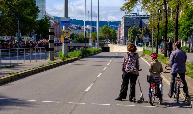 Unterkomplexe Lösung für eine menschengerechte Stadt: Einfach eine Straße sperren.
