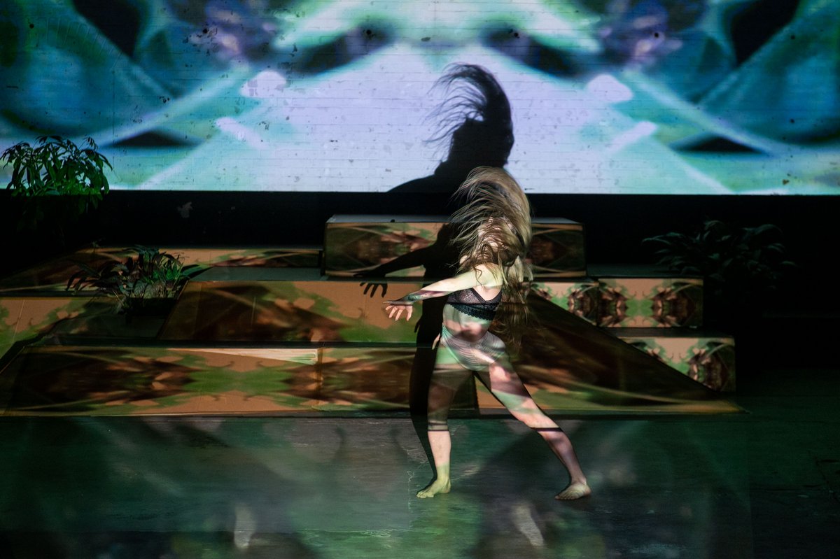 Abstrakt und schillernd mit splitterndem Klang