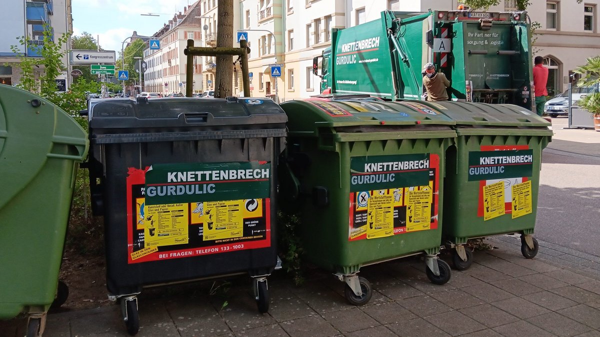 Die Wertstofftonnen müssen in Karlsruhe neuerdings frei zugänglich auf der Straße stehen. Fotos: Florian Kaufmann Die Wertstofftonnen müssen in Karlsruhe neuerdings frei zugänglich auf der Straße stehen. Fotos: Florian Kaufmann