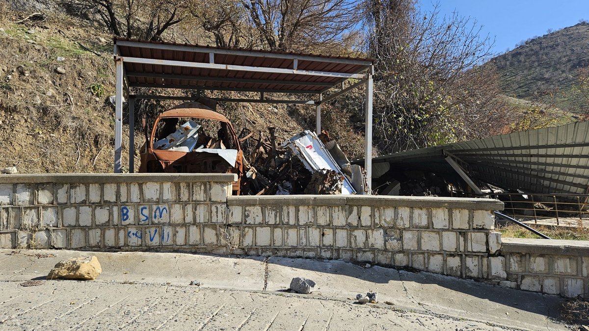 In den irakischen Kandil-Bergen tötete eine türkische Drohne eine fünfköpfige Familie in ihrem Auto – das Wrack soll an sie erinnern.