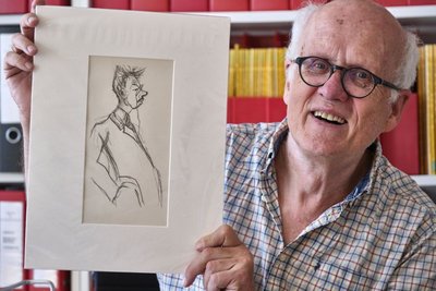 Kunsthistoriker Ulrich Weitz mit einer Karikatur des Sammlers Eduard Fuchs, gezeichnet 1926 von Rudolf Grossmann.