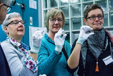 Finanzministerin Edith Sitzmann mit frisch geprägter 5-Euro-Münze (Motiv „Tropische Zone“) in Karlsruhe. Foto: Finanzministerium Baden-Württemberg