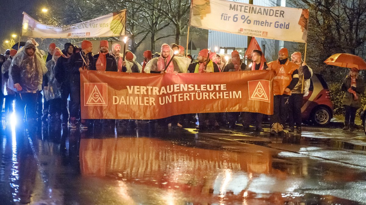 Warnstreiks bei Daimler in Hedelfingen und Mettingen begleiten 2018 die Tarifverhandlungen. Foto: Joachim E. Röttgers