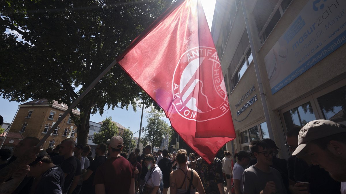 Rund 200 Aktivist:innen nehmen an der Kundgebung vor der JVA Ulm teil.