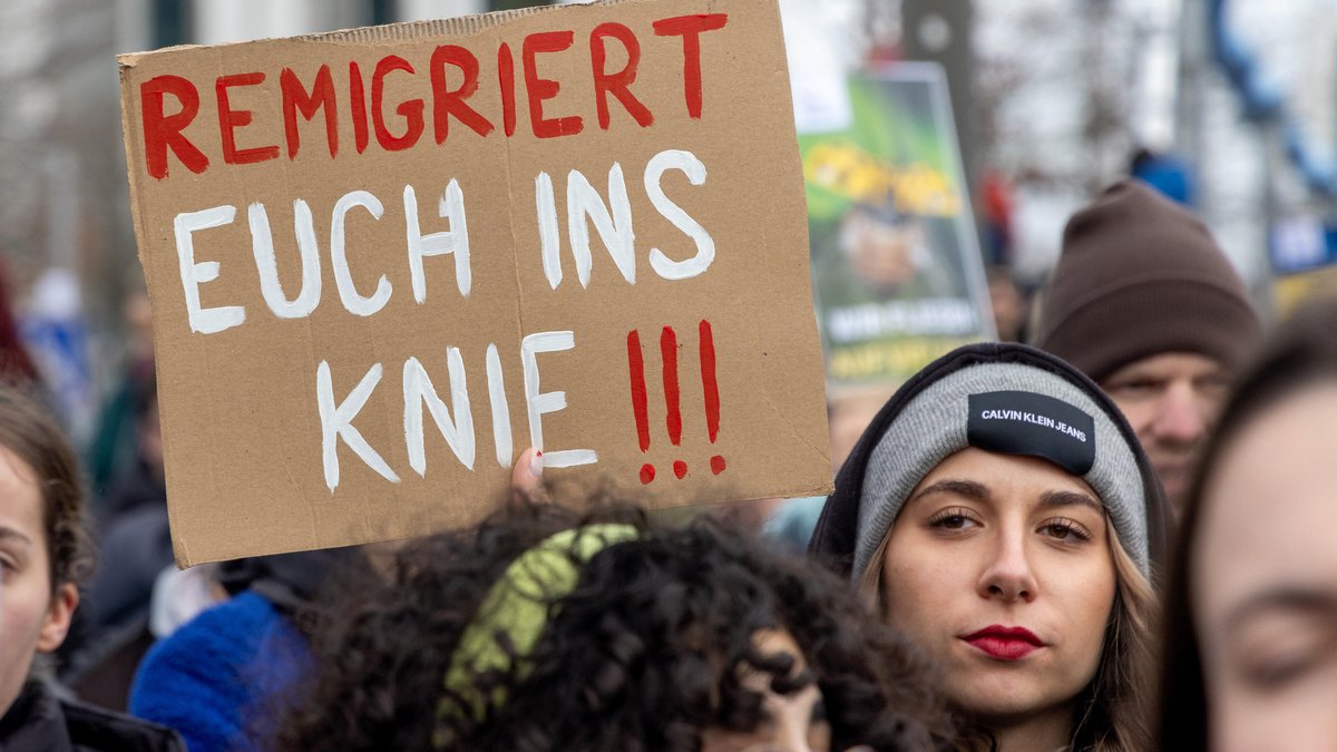 "Remigriert euch ins Knie" – Aufruf nach der Geheimplan-Recherche von "Correctiv", 3.2.2024 Berlin. Foto: picture alliance, Pic One, Christian Ender