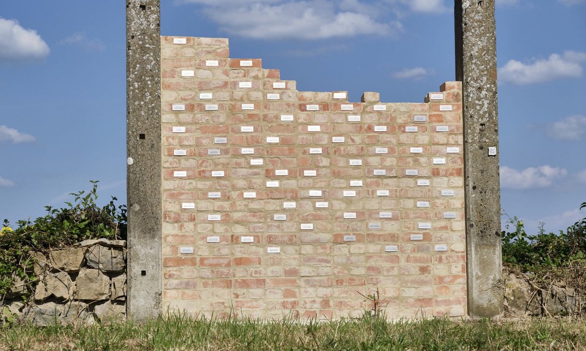 ... mit Namenstafeln.