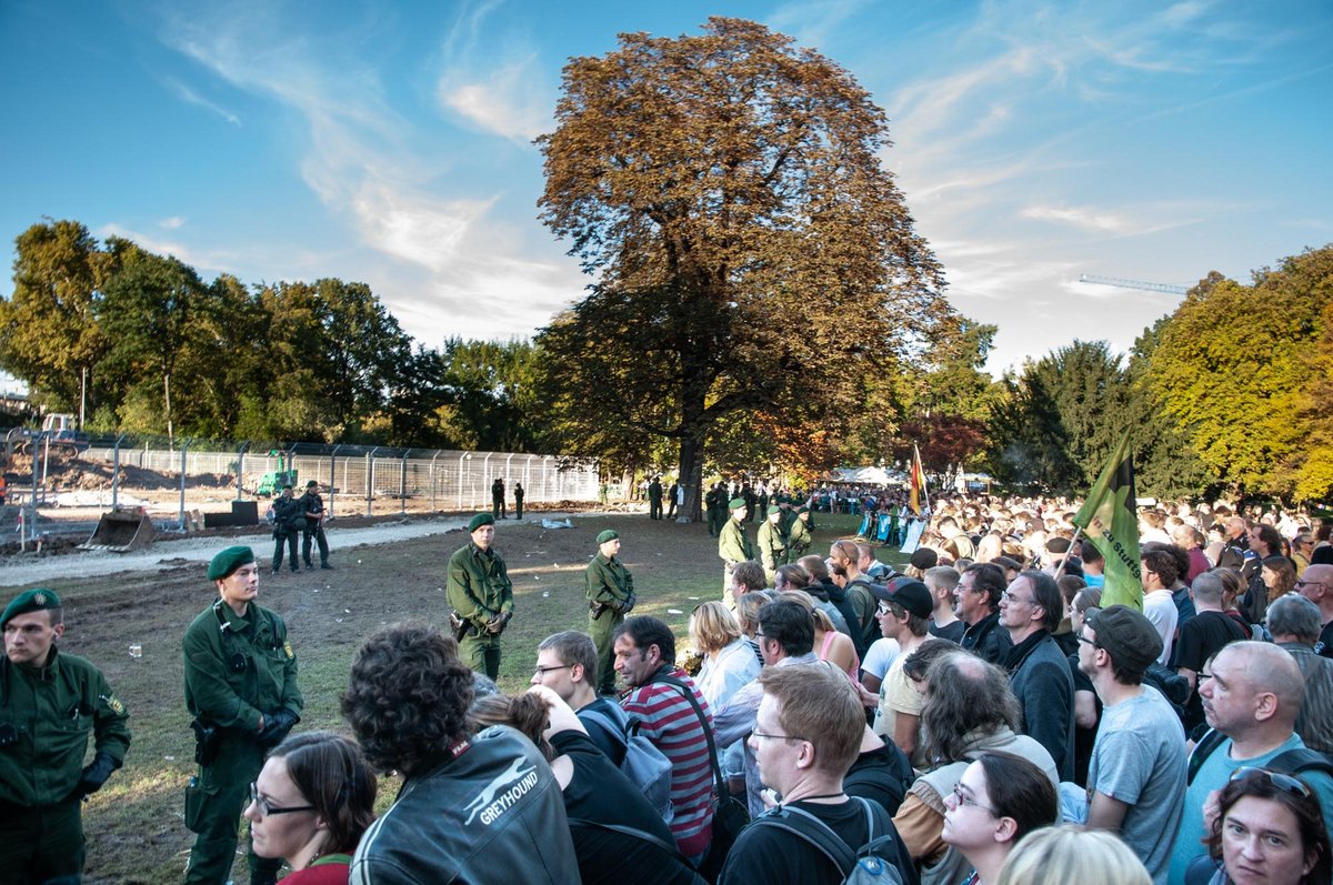 Für mehrere Tage entsteht im Mittleren Schlossgarten ein Streifen schwer gesichertes Niemandsland. Foto: Jens Volle