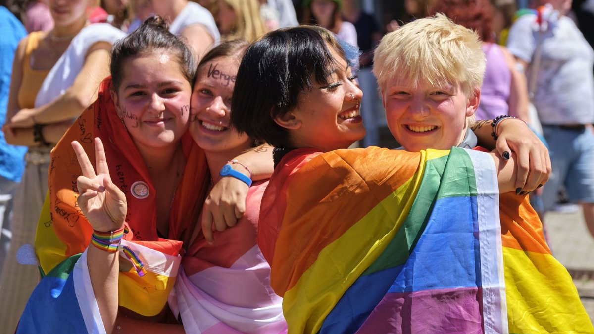 Leben so, wie es die AfD nicht will, also richtig: Demonstrierende auf dem CSD in Herrenberg.