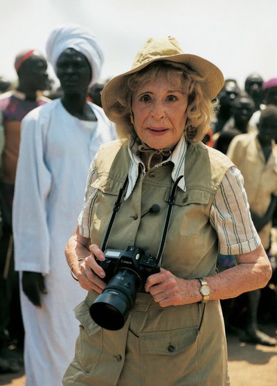 Leni Riefenstahl bei den Dreharbeiten von "Ihr Traum von Afrika", 2000. Foto: Flickr, gemeinfrei