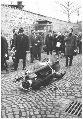 Demonstration für alle Sinne: Happening in Prag. Foto: Milan Knížák