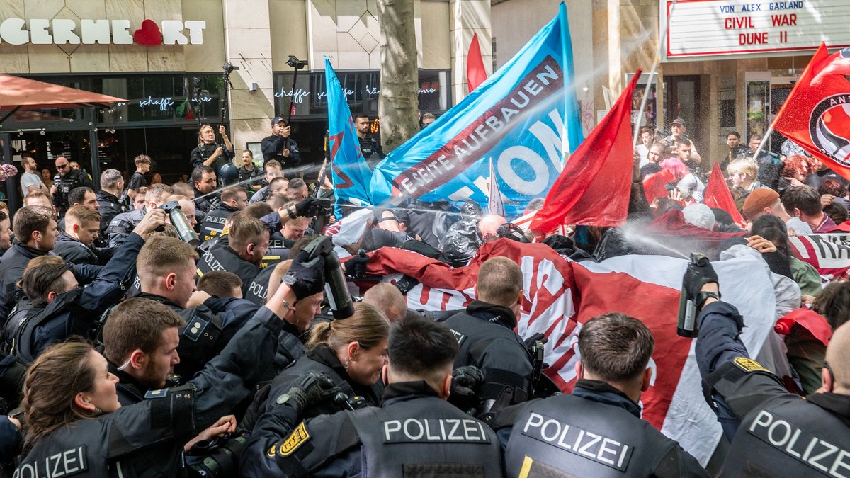 1. Mai 2024 in Stuttgart: Dass seitens der Polizei  Pfefferspray eingesetzt wurde, ist unstrittig. Foto: Jens Volle