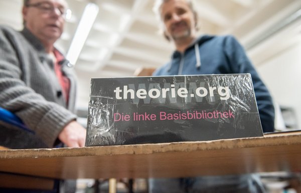 Wer will, ist gut bedient – mit der linken Basisbibliothek. Wer will, ist gut bedient – mit der linken Basisbibliothek.