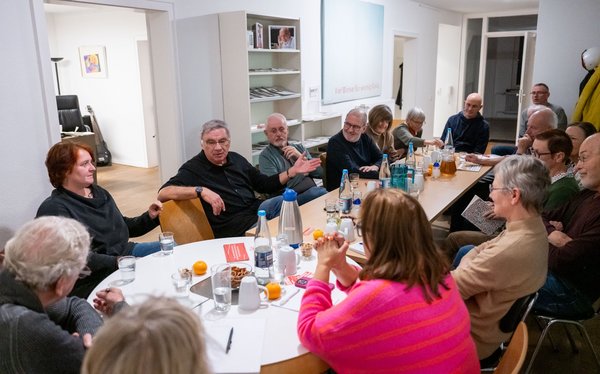 Tischgespräch mit Leser:innen in der Kontext-Redaktion. Foto: Jens Volle