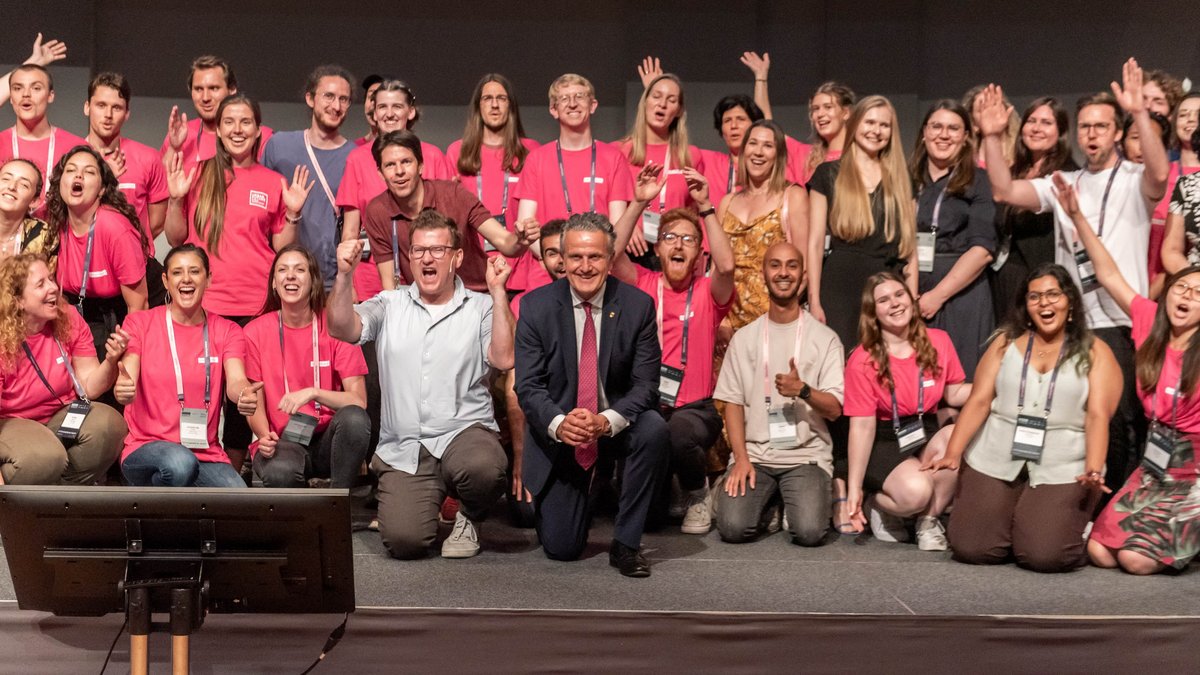 Grinsen fürs Abschlussfoto: OB Frank Nopper, links neben ihm Konferenzgründer Gerald Babel-Sutter. Die freiwilligen Helfer in Pink. Grinsen fürs Abschlussfoto: OB Frank Nopper, links neben ihm Konferenzgründer Gerald Babel-Sutter. Die freiwilligen Helfer in Pink.