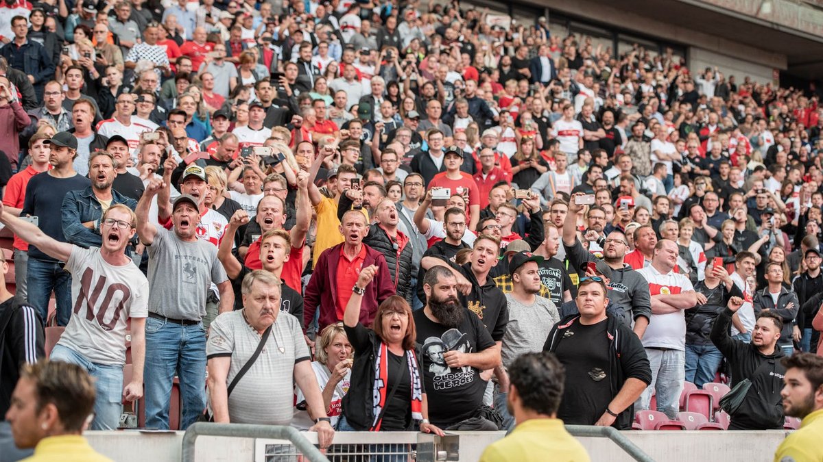 Fußball ist Emotion: Bei ihrer Mitgliederversammlung 2019 machen die Getreuen des VfB Stuttgart kein Hehl aus ihren Gefühlen. Fotos: Jens Volle