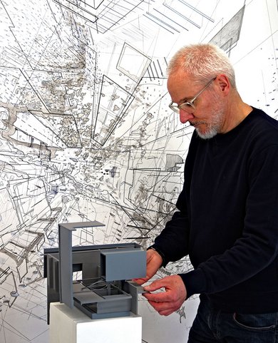 Bogner mit einer seiner "Eremitagen" vor großformatiger Zeichnung. Foto: Florian Stegmaier