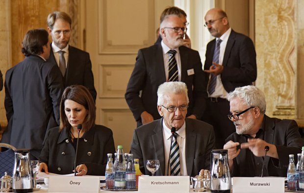 Bilkay Öney, Ministerpräsident Winfried Kretschmann und Klaus-Peter Murawski, Leiter der Staatskanzlei beim Flüchtlingsgipfel mitte Oktober 2014. Foto: Joachim E. Röttgers