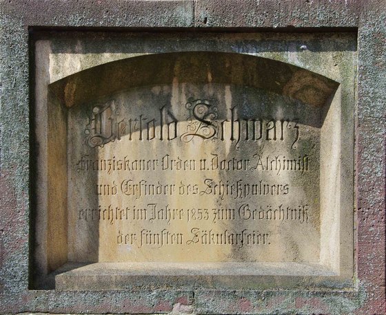 Inschrift voller Fake News. Foto: Joergens.mi, CC BY-SA 3.0