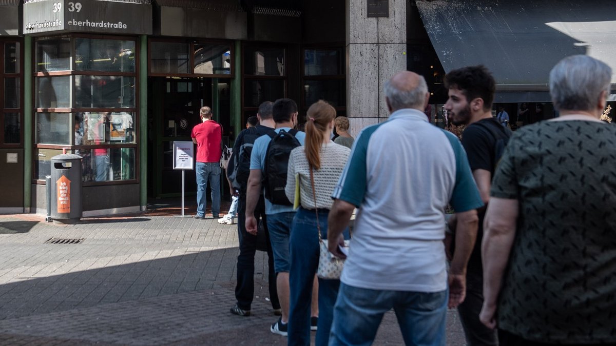 Die Schlangen vor den Ämtern werden immer länger – ein Grund, für die auf die Straße zu gehen, die auf der Straße stehen. Foto: Jens Volle