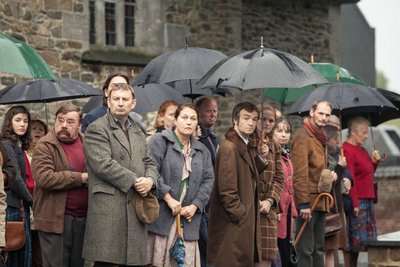 Sehen schwarz: gaffende Dorfbewohner. Foto: Prokino
