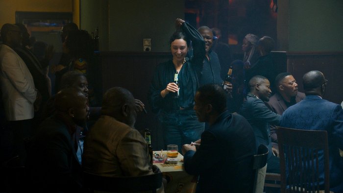 Alkohol im Spiel: Monika in Josephs Welt mit einer Lockerheit, der nicht zu trauen ist. Alkohol im Spiel: Monika in Josephs Welt mit einer Lockerheit, der nicht zu trauen ist.