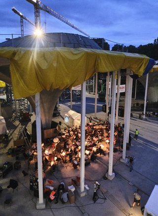 Unter Kelchstützen: Kelch links fürs Orchester, Kelch rechts fürs Publikum. Unter Kelchstützen: Kelch links fürs Orchester, Kelch rechts fürs Publikum.