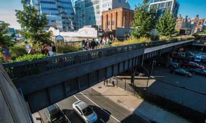 High Line, New York. Foto: <a rel="nofollow" class="external text" href="https://www.flickr.com/people/41284017@N08">U.S. Department of Agriculture</a>, <a href="https://commons.wikimedia.org/w/index.php?curid=44809412">Link</a>