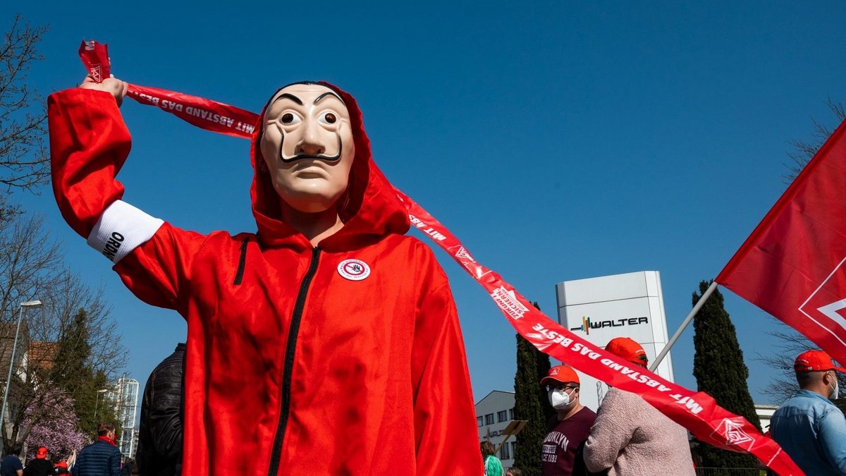 Ganz in Rot zum Protest gegen Stellenabbau bei der Walter AG in Tübingen. Das Kostüm ist der Serie "Haus des Geldes" entnommen, in der Leute das Gelddrucken selbst übernehmen wollen. Fotos: Wolfgang Schmidt