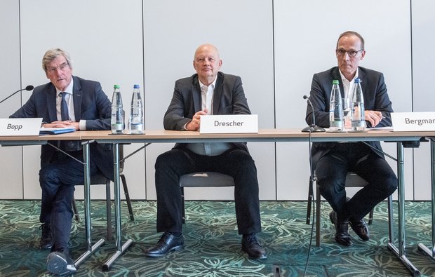 Breitbeinig: S-21-Projektchef Olaf Drescher bei der Pressekonferenz nach der Lenkungskreissitzung, daneben Jens Bergmann, Ronald Pofallas Nachfolger als DB-Infrastrukturvorstand, und Regionalpräsident Thomas Bopp. Foto: Jens Volle