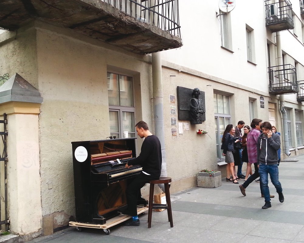 Straßenmusikant mit großem Instrument.