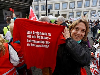Streik im Öffentlichen Dienst mit Demo durch Stuttgart im März 2014. Foto: Joachim E. Röttgers