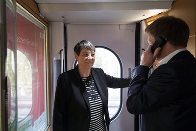 Umweltministerin Hendricks und Bahnchef Lutz im Train to Bonn. Foto: BMUB/Sascha Hilgers