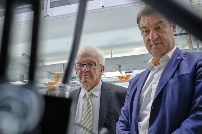 Kretschmann und Markus Söder im August 2022 in der Forschungsfabrik für Wasserstoff und Brennstoffzellen in Ulm. Foto: Joachim E. Röttgers