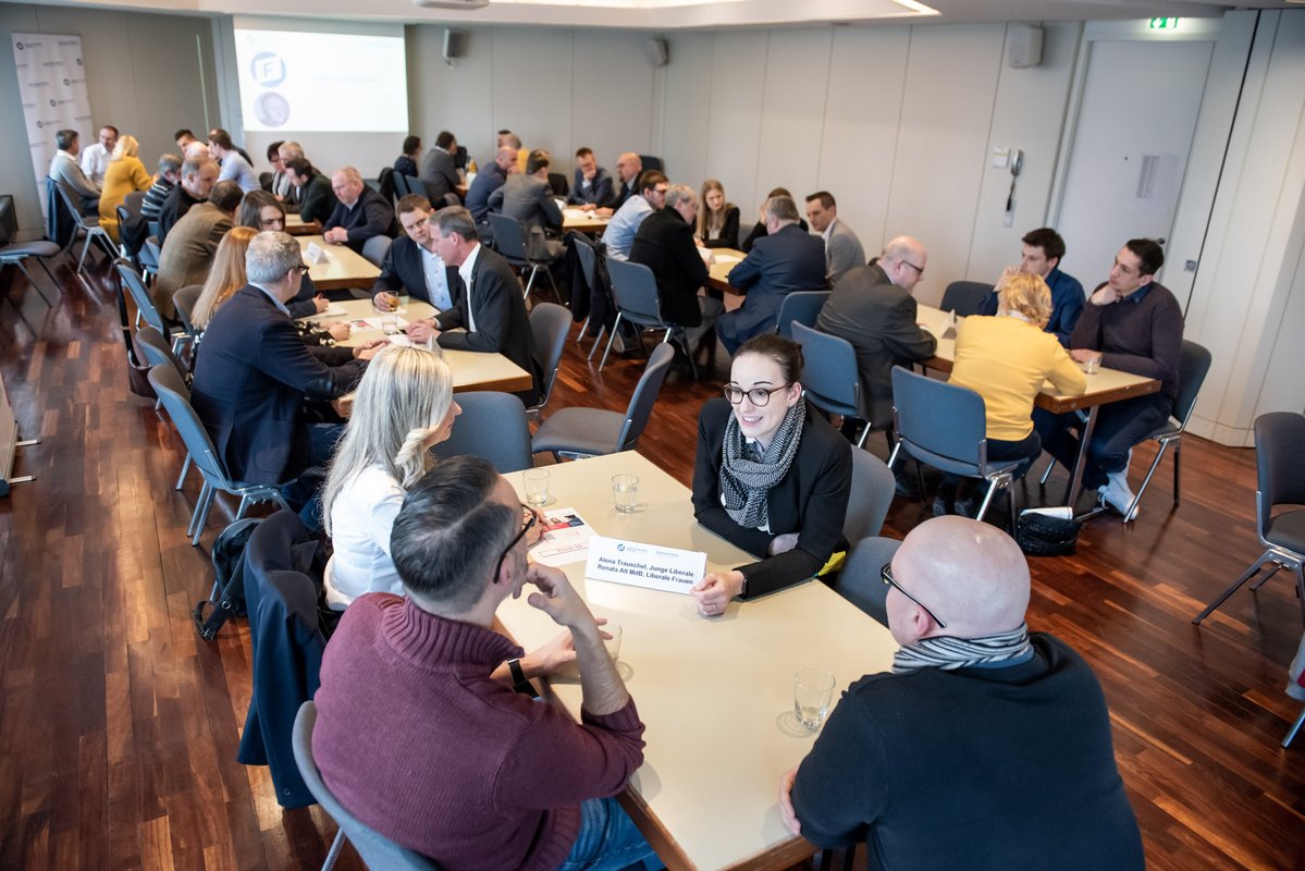 Da geht's rund: Speed-Dating bei der FDP. Fotos: Jens Volle