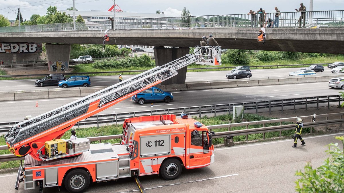 Gut fürs Image? Im Juni 2021 half die Stuttgarter Feuerwehr, zwei Umweltaktivist:innen von einer Brücke über der A8 zu klauben. Foto: Jens Volle