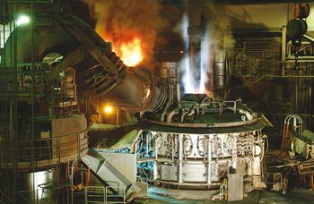Stromfresser im Stahlwerk: Elektrolichtbogenofen. Foto: GMH official/wikipedia.de