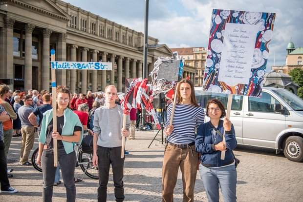 Performen auf dem Stuttgarter Schlossplatz (von links): Therese Friedemann, Florian Siegert, Helen Weber und Ülkü Süngün.
